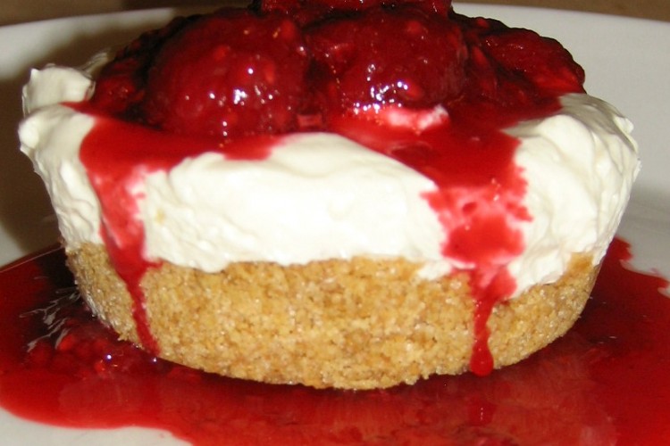 No-Bake Mini Cheesecakes with Raspberry Coulis