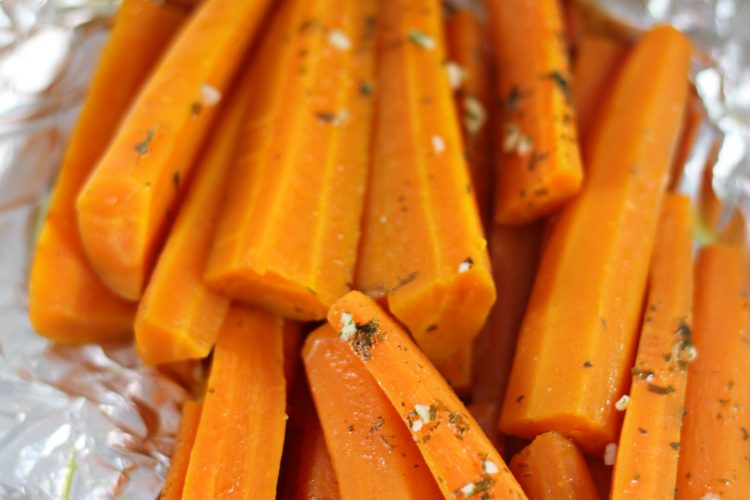Tin-foil-garlic-butter-carrots-on-the-grill