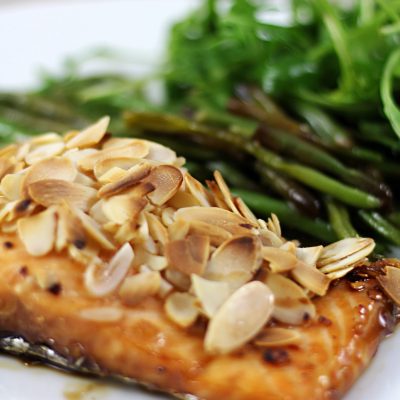 Almond Maple Salmon with green beans/Saumon aux amandes à l’érable et haricots verts